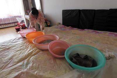 宁国楼上漏水，住户失联，小区没物管，业主维权难！律师来支招……
